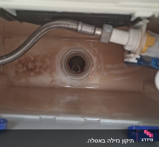 צינור מתכת ומחבר בתוך מיכל מים